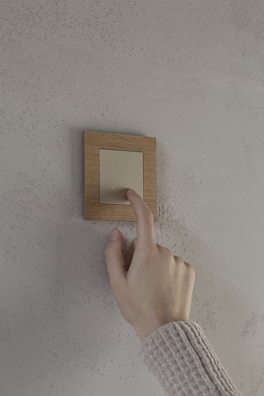 Dłoń obsługująca sterownik oświetlenia zamontowany na ścianie