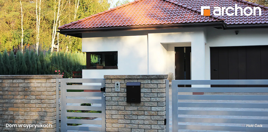 Dom w cyprysikach - murowane ogrodzenie
